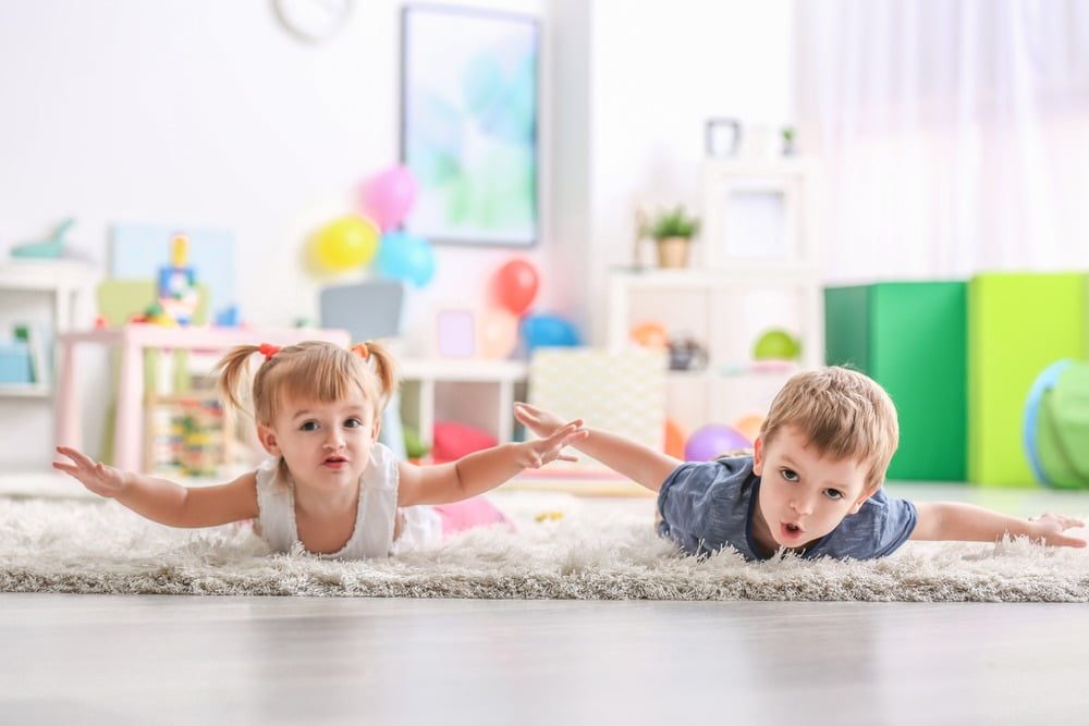 crianças lavando tapetes